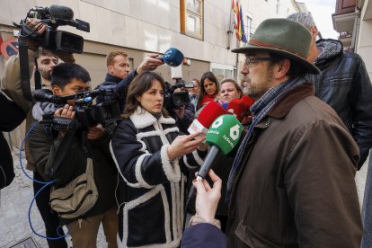 Enrique García de Viedma, abogado de las exmonjas de Belorado, a las puertas del Juzgado de Briviesca.