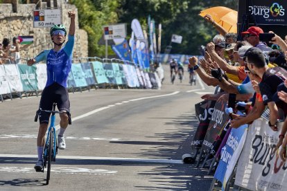 Léo Bisiaux celebra su triunfo en la llegada de Valpuesta.