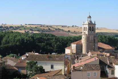 La torre de la iglesia de la Santa Cruz destaca entre el caserío de Tordómar.