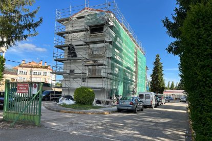 Las obras de rehabilitación de las fachadas de Parralillos llevan en marcha unos meses.