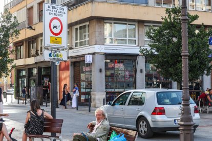 Un coche con matrícula anterior a septiembre del año 2000, cuando se cambiaron las matrículas provinciales por las actuales, entrando en el perímetro de la ZBE. A partir de 2027 podría ser multado si no cumple alguna de las excepciones.