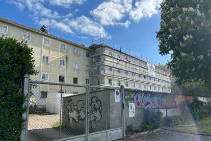 Obras de rehabilitación de fachadas en la urbanización Parralillos, de Burgos.
