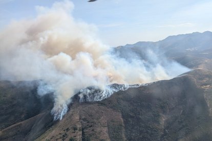 Imagen del incendio en Barniedo de la Reina (León), declarado de gravedad 1.