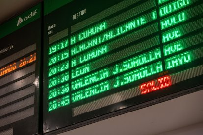 Un cartel informativo, en la Estación de Chamartín Clara Campoamor, a 12 de agosto de 2025, en Madrid (España). Ha sido restablecida la circulación de trenes entre Santiago y Ourense, tras permanecer cortada desde las 13,45 horas por un incendio en las in.