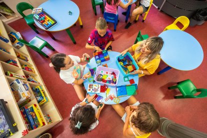 La concejala de Servicios Sociales, Mila del Campo, conversando con un grupo de niñas en el centro cívico de San Agustín.