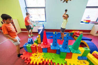 Iker, Germán y Martín se lo pasan pipa jugando en la ludoteca.
