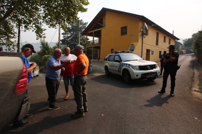 Vecinos desalojados de las localidades bercianas de Peñalba de Santiago, Bouzas, San Cristóbal de Valdueza, Espinoso de Compludo y Manzanedo de Valdueza por el incendio de Llamas de Cabrera (León).