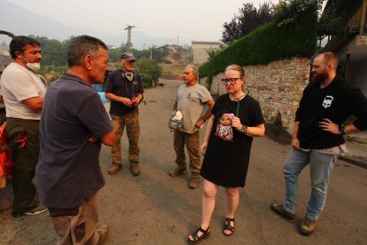 Vecinos de Oencia (León), se preparan por si el incendio avanza hacia la localidad.