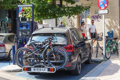 Un SUV repostando en uno de los puntos de recarga de Zunder ubicado en la calle del Carmen.