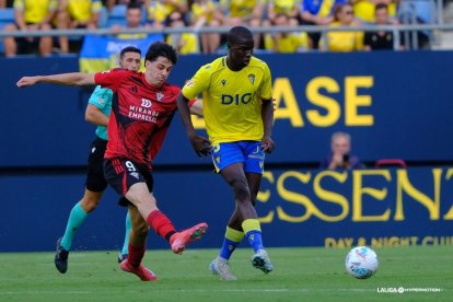 Gonzalo Petit chuta el balón rodeado de dos jugadores del Cádiz
