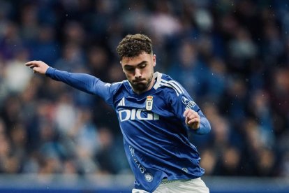 Álex Cardero llega al Mirandés cedido por el Oviedo.