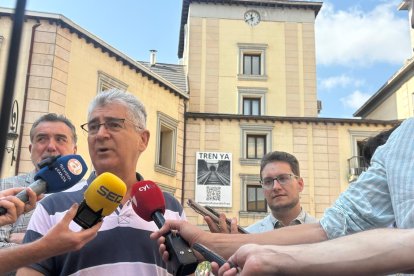 El relojero Antonio Cano junto al alcalde y el concejal de Cultura