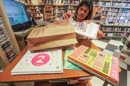 La librera Lucía Alonso de Hijos de Santiago Rodríguez prepara un lote de libros de texto.