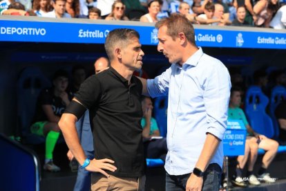 Los técnicos de los dos equipos se saludan antes del encuentro.