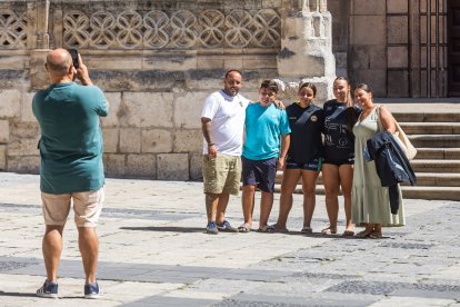 Imagen de unos turistas en Burgos.