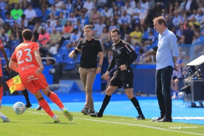 Ramis observa el partido desde la banda de Riazor.