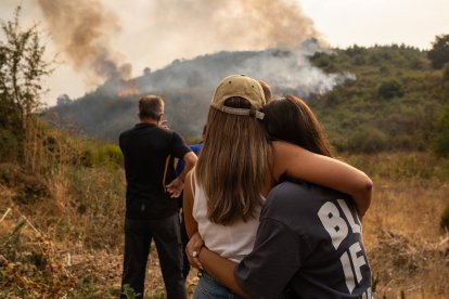 Vecinos ven el avance del incendio en Molinaseca.