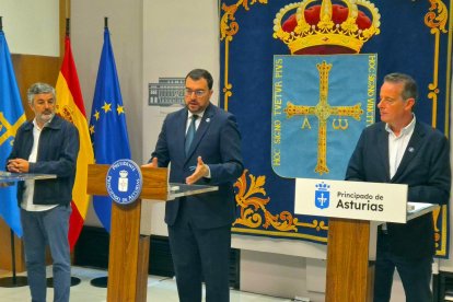 Adrián Barbón, en el centro.