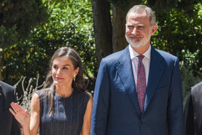 Archivo - Los Reyes Felipe VI y Letizia durante la celebración del acto central del Milenario de la fundación del Monasterio de Montserrat, en la Abadía de Montserrat.