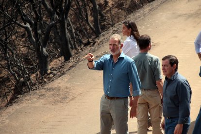 Los reyes, acompañados del presidente de la Junta, Alfonso Fernández Mañueco, el delegado del Gobierno, Nicanor Sen y la Ministra de Igualdad, Ana Redondo, visitan las principales zonas afectadas por los incendios forestales en el paraje de las Médulas (León).