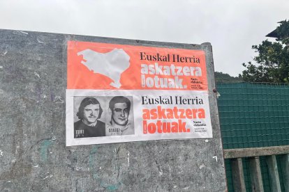 Carteles llamando al acto conmemorativo a Txiki y Otaegi en Pamplona para el 27 de septiembre.