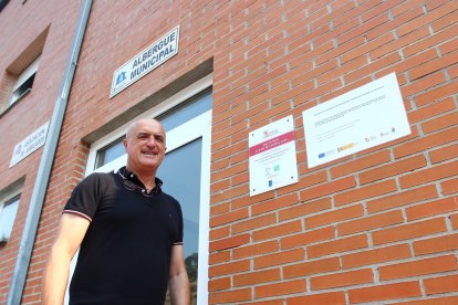 El alcalde de Puente Domingo Florez (León), Julio Arias, junto a la sede del nuevo albergue municipal para el Camino de Invierno.