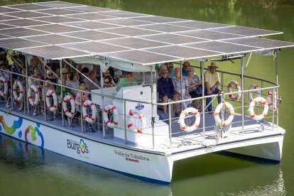 El catamarán electrosolar, lleno hasta la bandera, en pleno paseo fluvial por el Sobrón.