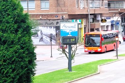 Un termómetro marca 17ºC en el centro de Burgos este domingo, en el que se espera una temperatura máxima de 26ºC.