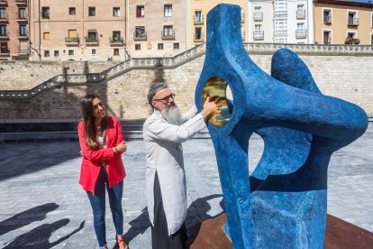 Andrea Ballesteros y Óscar Martín, en la Llana de Afuera, con la escultura 'Cid hincado de hinojos'.