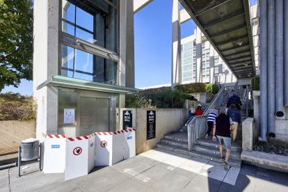 El ascensor panorámico, cerrado ya para modernizarlo.