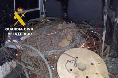 Recortes de cobre recuperados tras la detención de tres personas en una empresa del polígono industrial de Onzonilla (León).