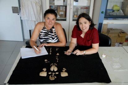 La profesora Rebeca García González (izquierda) y Marta Fernández Viejo, investigadora predoctoral de la Junta de Castilla y León en el programa de Evolución Humana de la UBU.