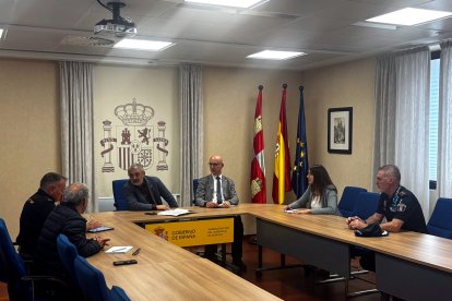 Reunión de seguridad en la Subdelegación del Gobierno en Burgos para abordar el problema de las novatadas.