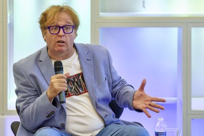 El escritor Luis Artigue, durante la presentación de 'Trumpsilvania' en Burgos.