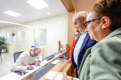 Un momento del registro de la candidatura de Andrés Hernando en la sede de la Confederación de Asociaciones Empresariales, en plaza Castilla.
