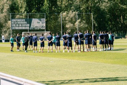 Ramis da instrucciones durante un entrenamiento a la plantilla, de los que podrá contar con todos para la próxima jornada excepto Íñigo Córdoba.