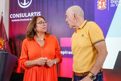 Raquel Contreras, diputada de Cultura, y Carlos Sáez, director de la Academia Provincial de Dibujo.