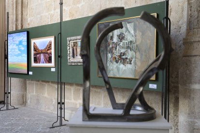 Muestra del grupo de artistas  Thieldon, protagonizada por obras del pintor francés Delphy, en el claustro de la Catedral de Palencia, con motivo  del hermanamiento entre Bourges y Palencia
