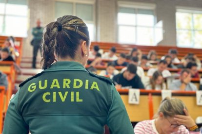 Archivo - Una agente de la Guardia Civil en un aula.