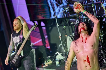 Dave Rotten, fundador y vocalista de Avulsed, dando espectáculo desde el escenario, ayer con la Sala Andén abarrotada.