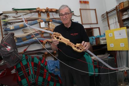 Fidel Campo, un arquero y artesano palentino, logra transformar la tradición en arcos únicos desde hace más de 20 años, en la imagen en su taller de Magaz de Pisuerga(Palencia) muestra una arco de metacrilato y madera tallada.