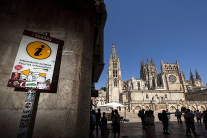 Señal turística vandalizada en el corazón de la ciudad, junto al Arco Santa María, y al lado de la Catedral de Burgos.