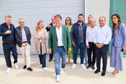 Suárez, acompañado por un grupo de cargos públicos del PP de Burgos, a las puertas del polideportivo de Cogollos.