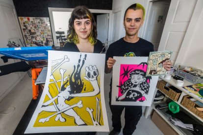 Álvaro y Gadea posan con algunas de sus láminas serigrafiadas.