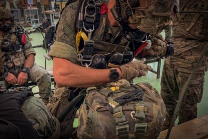 Soldados se preparan para el ejercicio.
