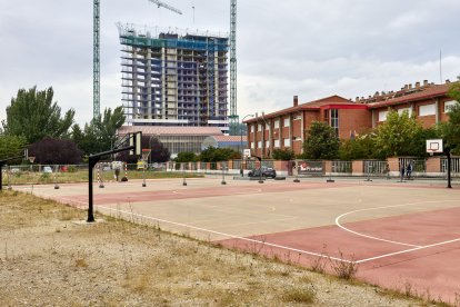 Vallado instalado en el exterior del Instituto Diego de Siloé, de cara al comienzo de las obras de ampliación.