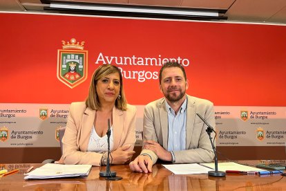 Nuria Barrio y Josué Temiño, del grupo municipal socialista, en rueda de prensa.