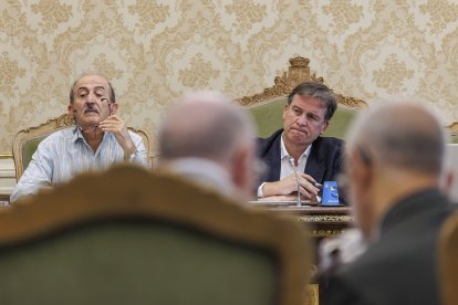 Ramiro Ibáñez y Borja Suárez, durante el Debate sobre el Estado de la Provincia en el salón de plenos de la Diputación.