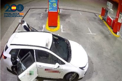 El detenido utilizó las tarjetas robadas.