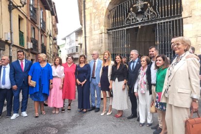 Peña junto a miembros del PSOE, en Miranda.